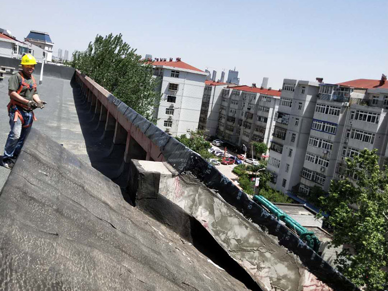 屋面鋪防水卷材：施工程序：bai驗收找平層&rarr;清理基層du&rarr;配制水泥粘合劑&rarr;做附加層&rarr;基zhi層施工&rarr;保護dao層&rarr;養(yǎng)護。 粘結前，先將屋面防水卷材預鋪開，找正，然后將屋面防水卷材兩端對折卷起，把配制好的水泥粘合劑倒入基層上，并用刮板均勻的刮開，再將屋面防水卷材向前推鋪，并及時用刮板排除遺留在屋面防水卷材內部的空氣，刮出多余粘結劑。屋面防水卷材與找平層的粘結率&ge;85％。