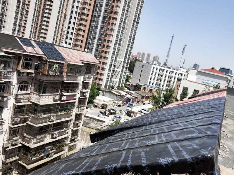 屋面鋪防水卷材：施工程序：bai驗收找平層&rarr;清理基層du&rarr;配制水泥粘合劑&rarr;做附加層&rarr;基zhi層施工&rarr;保護dao層&rarr;養(yǎng)護。 粘結前，先將屋面防水卷材預鋪開，找正，然后將屋面防水卷材兩端對折卷起，把配制好的水泥粘合劑倒入基層上，并用刮板均勻的刮開，再將屋面防水卷材向前推鋪，并及時用刮板排除遺留在屋面防水卷材內部的空氣，刮出多余粘結劑。屋面防水卷材與找平層的粘結率&ge;85％。