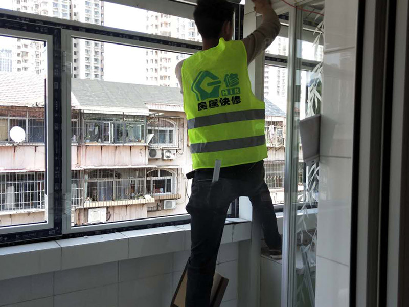 陽(yáng)臺(tái)窗戶安裝：1、測(cè)尺寸，在使用鋁合bai金窗時(shí)，封陽(yáng)臺(tái)前應(yīng)準(zhǔn)確du地測(cè)量陽(yáng)臺(tái)封閉面的尺zhi寸，在施工現(xiàn)場(chǎng)外按尺寸加工dao制作窗戶框、玻璃，運(yùn)抵施工現(xiàn)場(chǎng)。在安裝前，應(yīng)檢驗(yàn)窗戶尺寸與封陽(yáng)臺(tái)的洞口尺寸是否一致。 2、固定支架，用固定片固定，窗戶安裝前應(yīng)先清理陽(yáng)臺(tái)洞口的基層，要求將窗戶緊靠墻體的基層材料清除，并在固定點(diǎn)打孔，預(yù)設(shè)膨脹螺栓或塑料脹銷，以便固定窗體。安裝窗戶時(shí)，應(yīng)首先將窗戶穩(wěn)坐在洞口處，固定其位置，用螺絲加塑料脹銷固定。 3、檢查是否安正，窗框與窗戶洞口連接好后，應(yīng)該檢查窗戶是否安裝正了。若窗戶安裝不正，使用一段時(shí)間后可能會(huì)出現(xiàn)窗戶越來(lái)越歪的情況。如果是常規(guī)的矩形窗戶，可以直接量窗戶的對(duì)角線(左下角和右上角、左上角和右下角)，兩根線長(zhǎng)度需一致;如果是圓弧型窗戶，需要使用水平尺，尺上的氣泡在中間表明窗戶是正的;如果是傾斜的窗戶，則需要使用吊錘。 4、打發(fā)泡膠，窗戶調(diào)整完后，就需要打發(fā)泡膠，填充窗框與墻之間的縫隙。待發(fā)泡膠固化后(一般需要2-3小時(shí)，冬天需要的時(shí)間更長(zhǎng))，將多余的發(fā)泡膠切割掉。