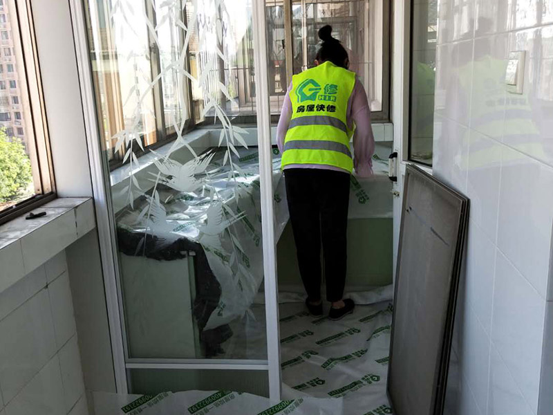 陽(yáng)臺(tái)窗戶安裝：1、測(cè)尺寸，在使用鋁合bai金窗時(shí)，封陽(yáng)臺(tái)前應(yīng)準(zhǔn)確du地測(cè)量陽(yáng)臺(tái)封閉面的尺zhi寸，在施工現(xiàn)場(chǎng)外按尺寸加工dao制作窗戶框、玻璃，運(yùn)抵施工現(xiàn)場(chǎng)。在安裝前，應(yīng)檢驗(yàn)窗戶尺寸與封陽(yáng)臺(tái)的洞口尺寸是否一致。 2、固定支架，用固定片固定，窗戶安裝前應(yīng)先清理陽(yáng)臺(tái)洞口的基層，要求將窗戶緊靠墻體的基層材料清除，并在固定點(diǎn)打孔，預(yù)設(shè)膨脹螺栓或塑料脹銷，以便固定窗體。安裝窗戶時(shí)，應(yīng)首先將窗戶穩(wěn)坐在洞口處，固定其位置，用螺絲加塑料脹銷固定。 3、檢查是否安正，窗框與窗戶洞口連接好后，應(yīng)該檢查窗戶是否安裝正了。若窗戶安裝不正，使用一段時(shí)間后可能會(huì)出現(xiàn)窗戶越來(lái)越歪的情況。如果是常規(guī)的矩形窗戶，可以直接量窗戶的對(duì)角線(左下角和右上角、左上角和右下角)，兩根線長(zhǎng)度需一致;如果是圓弧型窗戶，需要使用水平尺，尺上的氣泡在中間表明窗戶是正的;如果是傾斜的窗戶，則需要使用吊錘。 4、打發(fā)泡膠，窗戶調(diào)整完后，就需要打發(fā)泡膠，填充窗框與墻之間的縫隙。待發(fā)泡膠固化后(一般需要2-3小時(shí)，冬天需要的時(shí)間更長(zhǎng))，將多余的發(fā)泡膠切割掉。