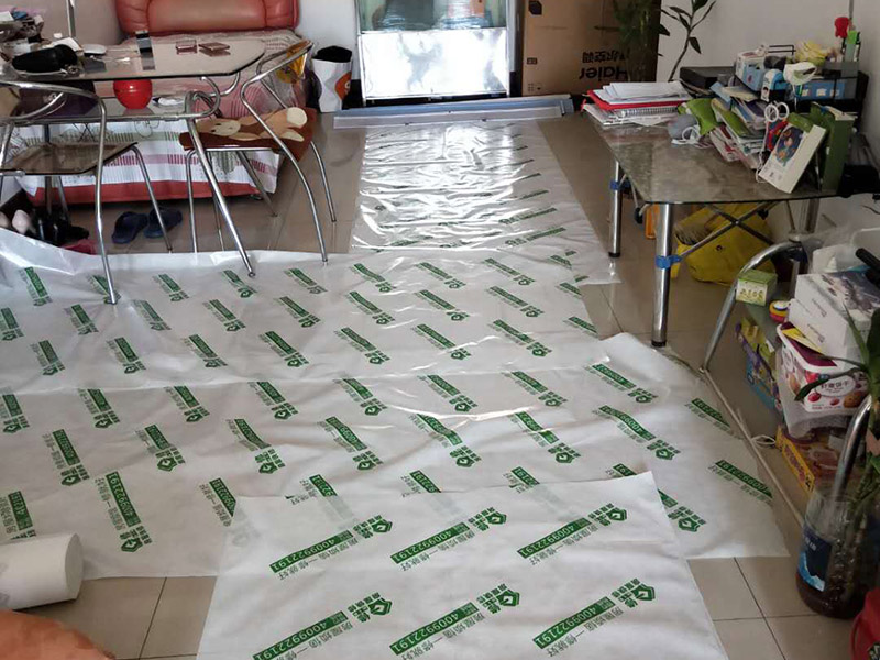 陽(yáng)臺(tái)窗戶安裝：1、測(cè)尺寸，在使用鋁合bai金窗時(shí)，封陽(yáng)臺(tái)前應(yīng)準(zhǔn)確du地測(cè)量陽(yáng)臺(tái)封閉面的尺zhi寸，在施工現(xiàn)場(chǎng)外按尺寸加工dao制作窗戶框、玻璃，運(yùn)抵施工現(xiàn)場(chǎng)。在安裝前，應(yīng)檢驗(yàn)窗戶尺寸與封陽(yáng)臺(tái)的洞口尺寸是否一致。 2、固定支架，用固定片固定，窗戶安裝前應(yīng)先清理陽(yáng)臺(tái)洞口的基層，要求將窗戶緊靠墻體的基層材料清除，并在固定點(diǎn)打孔，預(yù)設(shè)膨脹螺栓或塑料脹銷，以便固定窗體。安裝窗戶時(shí)，應(yīng)首先將窗戶穩(wěn)坐在洞口處，固定其位置，用螺絲加塑料脹銷固定。 3、檢查是否安正，窗框與窗戶洞口連接好后，應(yīng)該檢查窗戶是否安裝正了。若窗戶安裝不正，使用一段時(shí)間后可能會(huì)出現(xiàn)窗戶越來(lái)越歪的情況。如果是常規(guī)的矩形窗戶，可以直接量窗戶的對(duì)角線(左下角和右上角、左上角和右下角)，兩根線長(zhǎng)度需一致;如果是圓弧型窗戶，需要使用水平尺，尺上的氣泡在中間表明窗戶是正的;如果是傾斜的窗戶，則需要使用吊錘。 4、打發(fā)泡膠，窗戶調(diào)整完后，就需要打發(fā)泡膠，填充窗框與墻之間的縫隙。待發(fā)泡膠固化后(一般需要2-3小時(shí)，冬天需要的時(shí)間更長(zhǎng))，將多余的發(fā)泡膠切割掉。