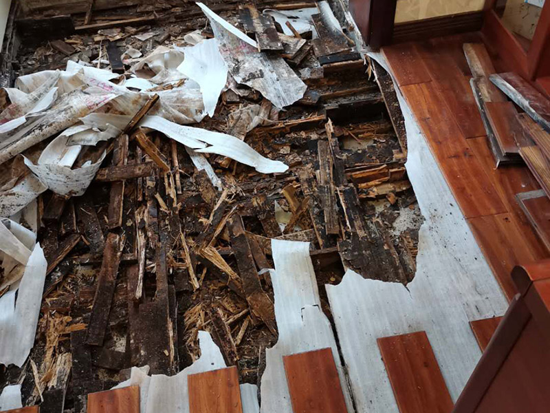 舊地板拆除現(xiàn)場(chǎng)：1：復(fù)合木地板拆除工藝比較簡(jiǎn)單，清除房間的家具后，使用平口螺絲刀將踢腳線撬開(kāi)，再沿著踢腳線邊緣將墻角的地板撬開(kāi)并拆除，這塊地板可能會(huì)破損，但是其他地板就可以完整拆除了，帶有鎖扣結(jié)構(gòu)的復(fù)合木地板要順應(yīng)地板的長(zhǎng)邊抽出，這樣會(huì)比較輕松。拆除后的復(fù)合木地板沒(méi)有保留價(jià)值，一般都要清運(yùn)出場(chǎng)最后將鋪至地板下防潮氈揭開(kāi)，底層可能會(huì)有潮濕，這時(shí)要開(kāi)窗通風(fēng)，待地面完全工燥后再鋪設(shè)新地板。 2：實(shí)木地板的拆除工藝比較復(fù)雜，拆除踢腳線后仍從墻角邊緣開(kāi)始，使用起釘錘將木地板撬起抽出，由于實(shí)木地板安裝在木龍骨上，撬起時(shí)會(huì)有一定的彈性，施工難度較大，但是不能使用切割機(jī)，因?yàn)榍懈顧C(jī)容易破壞地面和固定木龍骨的膨脹螺栓而產(chǎn)生火花。實(shí)木地板拆除時(shí)盡量保持地板的完整性。