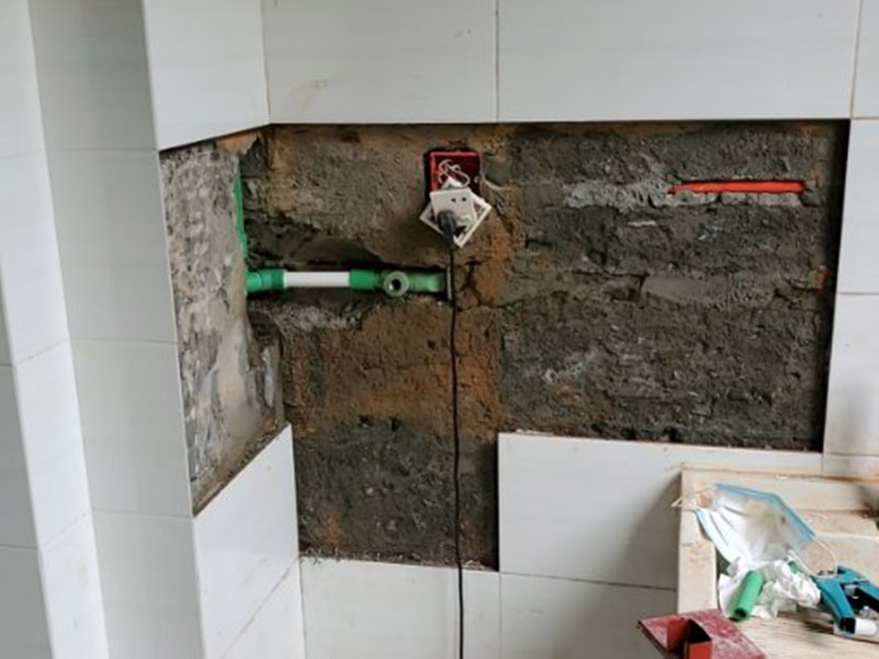 墻內(nèi)水管維修：首先，我們發(fā)現(xiàn)漏水，應(yīng)第一時(shí)間關(guān)掉自家的供水閥門，讓漏水帶來的影響盡可能的縮小。 然后我們需要找到水管漏水的地方，最常使用的方法是水管打壓法。此方法需要將冷熱水管用軟管連接在一起使冷熱水形成一個(gè)圈，總閥門關(guān)閉，所有出水口只留一個(gè)口接上試壓器，其余關(guān)閉，這時(shí)試壓器的指針讀數(shù)為0。 搖動(dòng)測(cè)壓桿至指針讀數(shù)到0.9-1.0之間，此時(shí)的水壓應(yīng)為正常水壓的3-6倍。然后需要等待一定時(shí)間，不同管材需要的時(shí)間不一樣，但最少也需要半個(gè)小時(shí)。此時(shí)查看壓力值，如果降幅不超過0.5個(gè)壓，就沒有漏水。如果有漏點(diǎn)，壓力就會(huì)下降較多。 找到了漏水點(diǎn)，我們就要對(duì)漏水的管道進(jìn)行維修或更換。首先要鑿開對(duì)應(yīng)墻面，此過程中要注意對(duì)地板家居的保護(hù)。然后清理干凈管道上的殘?jiān)?，進(jìn)行換新，連接好后要用防水膠對(duì)管道進(jìn)行防水處理。