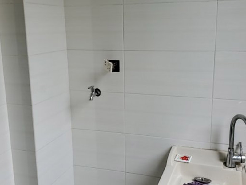 墻內(nèi)水管維修：首先，我們發(fā)現(xiàn)漏水，應(yīng)第一時(shí)間關(guān)掉自家的供水閥門，讓漏水帶來的影響盡可能的縮小。 然后我們需要找到水管漏水的地方，最常使用的方法是水管打壓法。此方法需要將冷熱水管用軟管連接在一起使冷熱水形成一個(gè)圈，總閥門關(guān)閉，所有出水口只留一個(gè)口接上試壓器，其余關(guān)閉，這時(shí)試壓器的指針讀數(shù)為0。 搖動(dòng)測(cè)壓桿至指針讀數(shù)到0.9-1.0之間，此時(shí)的水壓應(yīng)為正常水壓的3-6倍。然后需要等待一定時(shí)間，不同管材需要的時(shí)間不一樣，但最少也需要半個(gè)小時(shí)。此時(shí)查看壓力值，如果降幅不超過0.5個(gè)壓，就沒有漏水。如果有漏點(diǎn)，壓力就會(huì)下降較多。 找到了漏水點(diǎn)，我們就要對(duì)漏水的管道進(jìn)行維修或更換。首先要鑿開對(duì)應(yīng)墻面，此過程中要注意對(duì)地板家居的保護(hù)。然后清理干凈管道上的殘?jiān)?，進(jìn)行換新，連接好后要用防水膠對(duì)管道進(jìn)行防水處理。