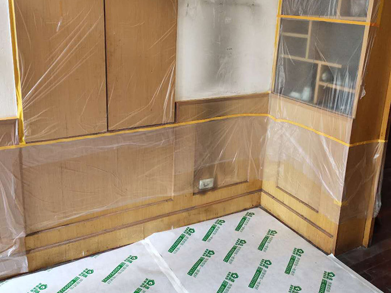 家具成品保護(hù)：1、做好入戶(hù)門(mén)保護(hù) 　　各類(lèi)裝修物料的進(jìn)場(chǎng)、建筑裝修的清理都必須經(jīng)過(guò)入戶(hù)門(mén)。在對(duì)物品進(jìn)行搬運(yùn)時(shí)，難免會(huì)與入戶(hù)門(mén)發(fā)生磕碰及摩擦。因此，在進(jìn)行成品保護(hù)時(shí)，我們首先要做好入戶(hù)門(mén)的保護(hù)。 　　建議，在裝修開(kāi)工前知道家具家電進(jìn)場(chǎng)，都應(yīng)當(dāng)使用成品保護(hù)膜將入戶(hù)門(mén)進(jìn)行包裹。 　　2、做好水電改造期間的成品保護(hù) 　　水電改造是基礎(chǔ)裝修，水電裝修的質(zhì)量好壞，直接決定著后期的施工和使用。因此，在進(jìn)行水電改造時(shí)，同樣需要做好成品保護(hù)工作。水電改造完成后，應(yīng)當(dāng)對(duì)各種管線(xiàn)進(jìn)行規(guī)范的固定，以防脫落;對(duì)裸露的線(xiàn)頭要進(jìn)行包裹，以防發(fā)生觸電的危險(xiǎn);做好地面裸線(xiàn)管的固定和保護(hù)，防止被踩壞。同時(shí)，在搬運(yùn)物料時(shí)，也不要破壞地面鋪設(shè)的管線(xiàn)。 　　3、做好瓷磚、地板的鋪貼保護(hù) 　　進(jìn)行裝修施工時(shí)，磁環(huán)邊鋪邊勾縫，在崗鋪設(shè)的瓷磚、地板上堆放雜物、走動(dòng)踩踏，地板沒(méi)有使用成品保護(hù)膜覆蓋等都會(huì)影響瓷磚及地板的鋪貼效果，使瓷磚出現(xiàn)施工質(zhì)量問(wèn)題。