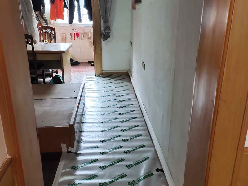 家具成品保護(hù)：1、做好入戶(hù)門(mén)保護(hù) 　　各類(lèi)裝修物料的進(jìn)場(chǎng)、建筑裝修的清理都必須經(jīng)過(guò)入戶(hù)門(mén)。在對(duì)物品進(jìn)行搬運(yùn)時(shí)，難免會(huì)與入戶(hù)門(mén)發(fā)生磕碰及摩擦。因此，在進(jìn)行成品保護(hù)時(shí)，我們首先要做好入戶(hù)門(mén)的保護(hù)。 　　建議，在裝修開(kāi)工前知道家具家電進(jìn)場(chǎng)，都應(yīng)當(dāng)使用成品保護(hù)膜將入戶(hù)門(mén)進(jìn)行包裹。 　　2、做好水電改造期間的成品保護(hù) 　　水電改造是基礎(chǔ)裝修，水電裝修的質(zhì)量好壞，直接決定著后期的施工和使用。因此，在進(jìn)行水電改造時(shí)，同樣需要做好成品保護(hù)工作。水電改造完成后，應(yīng)當(dāng)對(duì)各種管線(xiàn)進(jìn)行規(guī)范的固定，以防脫落;對(duì)裸露的線(xiàn)頭要進(jìn)行包裹，以防發(fā)生觸電的危險(xiǎn);做好地面裸線(xiàn)管的固定和保護(hù)，防止被踩壞。同時(shí)，在搬運(yùn)物料時(shí)，也不要破壞地面鋪設(shè)的管線(xiàn)。 　　3、做好瓷磚、地板的鋪貼保護(hù) 　　進(jìn)行裝修施工時(shí)，磁環(huán)邊鋪邊勾縫，在崗鋪設(shè)的瓷磚、地板上堆放雜物、走動(dòng)踩踏，地板沒(méi)有使用成品保護(hù)膜覆蓋等都會(huì)影響瓷磚及地板的鋪貼效果，使瓷磚出現(xiàn)施工質(zhì)量問(wèn)題。