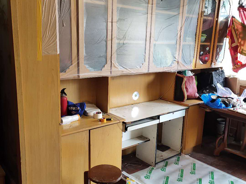 家具成品保護(hù)：1、做好入戶(hù)門(mén)保護(hù) 　　各類(lèi)裝修物料的進(jìn)場(chǎng)、建筑裝修的清理都必須經(jīng)過(guò)入戶(hù)門(mén)。在對(duì)物品進(jìn)行搬運(yùn)時(shí)，難免會(huì)與入戶(hù)門(mén)發(fā)生磕碰及摩擦。因此，在進(jìn)行成品保護(hù)時(shí)，我們首先要做好入戶(hù)門(mén)的保護(hù)。 　　建議，在裝修開(kāi)工前知道家具家電進(jìn)場(chǎng)，都應(yīng)當(dāng)使用成品保護(hù)膜將入戶(hù)門(mén)進(jìn)行包裹。 　　2、做好水電改造期間的成品保護(hù) 　　水電改造是基礎(chǔ)裝修，水電裝修的質(zhì)量好壞，直接決定著后期的施工和使用。因此，在進(jìn)行水電改造時(shí)，同樣需要做好成品保護(hù)工作。水電改造完成后，應(yīng)當(dāng)對(duì)各種管線(xiàn)進(jìn)行規(guī)范的固定，以防脫落;對(duì)裸露的線(xiàn)頭要進(jìn)行包裹，以防發(fā)生觸電的危險(xiǎn);做好地面裸線(xiàn)管的固定和保護(hù)，防止被踩壞。同時(shí)，在搬運(yùn)物料時(shí)，也不要破壞地面鋪設(shè)的管線(xiàn)。 　　3、做好瓷磚、地板的鋪貼保護(hù) 　　進(jìn)行裝修施工時(shí)，磁環(huán)邊鋪邊勾縫，在崗鋪設(shè)的瓷磚、地板上堆放雜物、走動(dòng)踩踏，地板沒(méi)有使用成品保護(hù)膜覆蓋等都會(huì)影響瓷磚及地板的鋪貼效果，使瓷磚出現(xiàn)施工質(zhì)量問(wèn)題。