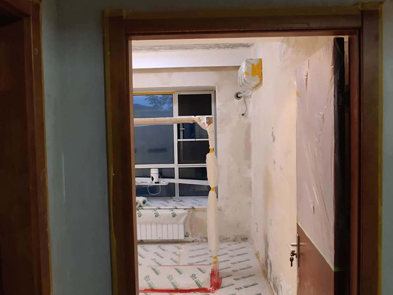 墻面改造翻新：在舊墻面上重新刷乳膠漆之前，一般先要對舊墻上的油污、浮灰、空鼓或裂紋等做處理，清除浮灰，鏟除起砂翹皮等部位，對油污的部位，應(yīng)先將原有涂層鏟除，不能鏟除應(yīng)徹底清洗干凈，墻面清理完畢，在用膩?zhàn)优蝺傻馈?盡量用較細(xì)的砂紙，通常質(zhì)地較松軟的膩?zhàn)佑?00-500號的砂紙，質(zhì)地較硬的用360-400號為佳，假如砂紙?zhí)值脑挄粝潞苌畹纳昂?，刷漆是掩蓋不掉的。打磨結(jié)束必定。上完底漆后，可以明顯看到膩?zhàn)哟蚰ネ戤吅筮€留有一些坑眼，這時候就需要修補(bǔ)了，修補(bǔ)時一定要打磨平整，再用稍微多加一點(diǎn)水的底漆刷一遍，以免刷面漆的時候因?yàn)榕c其它墻面吃水量不同而有色差。上面漆時要選擇好的滾筒，注意滾筒的毛不要太短，但一定要細(xì)，漆不要加過量的水，過量的水會影響漆膜厚度、手感和硬度。涂刷的時候要注意墻角、每滾中間接茬部分和收漆方向，確保刷出來的漆膜手感細(xì)膩。 乳膠漆涂刷完以后4個小時就會干燥，但干燥的漆膜還沒有達(dá)到必定的硬度，這就要護(hù)理，很簡單，7-10天以內(nèi)不要有擦拭或任何觸摸墻面的行為即可。