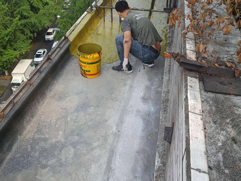 露臺防水維修：陽臺防水層由于暴露在大自然中，受到炎熱日光的暴曬，狂風(fēng)的吹襲，雨雪的侵蝕，嚴寒酷暑的溫度折磨，沒有優(yōu)良的性能和良好的保護措施，難以達到要求的耐久年限。所以應(yīng)選擇抗拉強度高、延伸率大、耐老化好的防水材料。 在大雨天和臺風(fēng)時，當(dāng)雨量大于地漏的排水能力時，就有可能陽臺地面形成積水，當(dāng)水量太大時，就有可能漫過推拉門的防水框從而進入室內(nèi)。因此，在選擇陽臺地漏的時候，較好選擇排水量較大，排水順暢的地漏。 未封閉的陽臺遇到暴雨會大量進水，為避免雨水泛入室內(nèi)，所以地面裝修時要考慮水平傾斜度，保證水能流向排水孔，不能讓水對著房間流。陽臺地面應(yīng)低于室內(nèi)樓層地面30&mdash;&mdash;60毫米，向排水方向作平緩斜坡，外緣設(shè)擋水邊坎，將水導(dǎo)入雨水管排出。