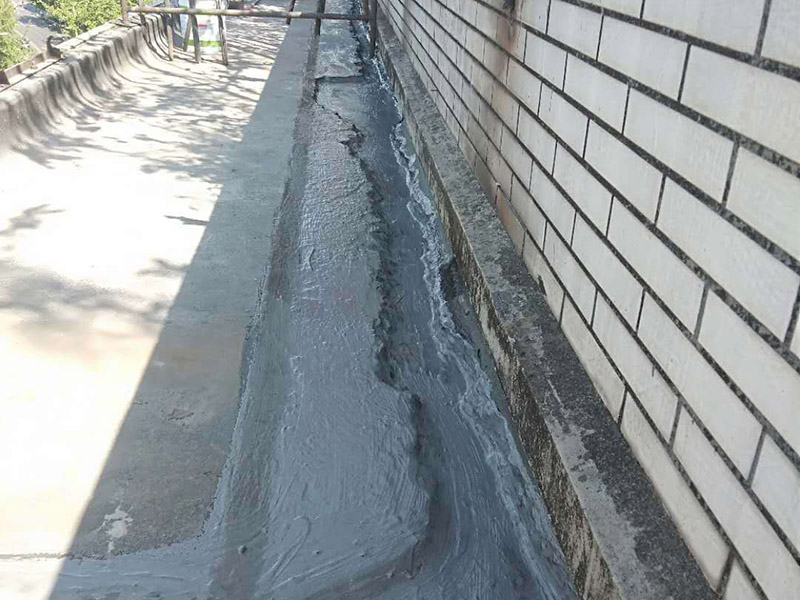 露臺防水維修：陽臺防水層由于暴露在大自然中，受到炎熱日光的暴曬，狂風(fēng)的吹襲，雨雪的侵蝕，嚴寒酷暑的溫度折磨，沒有優(yōu)良的性能和良好的保護措施，難以達到要求的耐久年限。所以應(yīng)選擇抗拉強度高、延伸率大、耐老化好的防水材料。 在大雨天和臺風(fēng)時，當(dāng)雨量大于地漏的排水能力時，就有可能陽臺地面形成積水，當(dāng)水量太大時，就有可能漫過推拉門的防水框從而進入室內(nèi)。因此，在選擇陽臺地漏的時候，較好選擇排水量較大，排水順暢的地漏。 未封閉的陽臺遇到暴雨會大量進水，為避免雨水泛入室內(nèi)，所以地面裝修時要考慮水平傾斜度，保證水能流向排水孔，不能讓水對著房間流。陽臺地面應(yīng)低于室內(nèi)樓層地面30&mdash;&mdash;60毫米，向排水方向作平緩斜坡，外緣設(shè)擋水邊坎，將水導(dǎo)入雨水管排出。