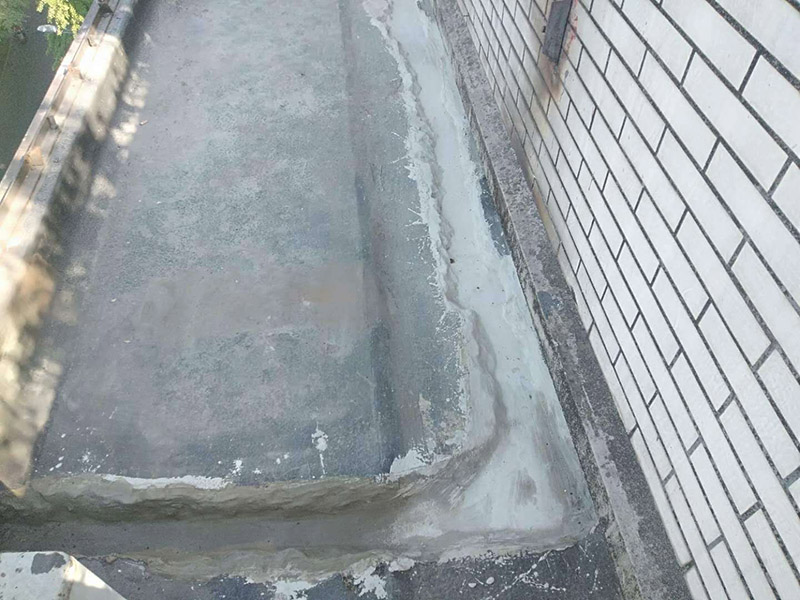 露臺防水維修：陽臺防水層由于暴露在大自然中，受到炎熱日光的暴曬，狂風(fēng)的吹襲，雨雪的侵蝕，嚴寒酷暑的溫度折磨，沒有優(yōu)良的性能和良好的保護措施，難以達到要求的耐久年限。所以應(yīng)選擇抗拉強度高、延伸率大、耐老化好的防水材料。 在大雨天和臺風(fēng)時，當(dāng)雨量大于地漏的排水能力時，就有可能陽臺地面形成積水，當(dāng)水量太大時，就有可能漫過推拉門的防水框從而進入室內(nèi)。因此，在選擇陽臺地漏的時候，較好選擇排水量較大，排水順暢的地漏。 未封閉的陽臺遇到暴雨會大量進水，為避免雨水泛入室內(nèi)，所以地面裝修時要考慮水平傾斜度，保證水能流向排水孔，不能讓水對著房間流。陽臺地面應(yīng)低于室內(nèi)樓層地面30&mdash;&mdash;60毫米，向排水方向作平緩斜坡，外緣設(shè)擋水邊坎，將水導(dǎo)入雨水管排出。