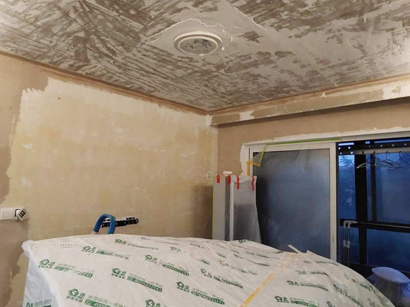 墻面改造翻新：在舊墻面上重新刷乳膠漆之前，一般先要對舊墻上的油污、浮灰、空鼓或裂紋等做處理，清除浮灰，鏟除起砂翹皮等部位，對油污的部位，應(yīng)先將原有涂層鏟除，不能鏟除應(yīng)徹底清洗干凈，墻面清理完畢，在用膩?zhàn)优蝺傻馈?盡量用較細(xì)的砂紙，通常質(zhì)地較松軟的膩?zhàn)佑?00-500號的砂紙，質(zhì)地較硬的用360-400號為佳，假如砂紙?zhí)值脑挄粝潞苌畹纳昂?，刷漆是掩蓋不掉的。打磨結(jié)束必定。上完底漆后，可以明顯看到膩?zhàn)哟蚰ネ戤吅筮€留有一些坑眼，這時候就需要修補(bǔ)了，修補(bǔ)時一定要打磨平整，再用稍微多加一點(diǎn)水的底漆刷一遍，以免刷面漆的時候因?yàn)榕c其它墻面吃水量不同而有色差。上面漆時要選擇好的滾筒，注意滾筒的毛不要太短，但一定要細(xì)，漆不要加過量的水，過量的水會影響漆膜厚度、手感和硬度。涂刷的時候要注意墻角、每滾中間接茬部分和收漆方向，確保刷出來的漆膜手感細(xì)膩。 乳膠漆涂刷完以后4個小時就會干燥，但干燥的漆膜還沒有達(dá)到必定的硬度，這就要護(hù)理，很簡單，7-10天以內(nèi)不要有擦拭或任何觸摸墻面的行為即可。