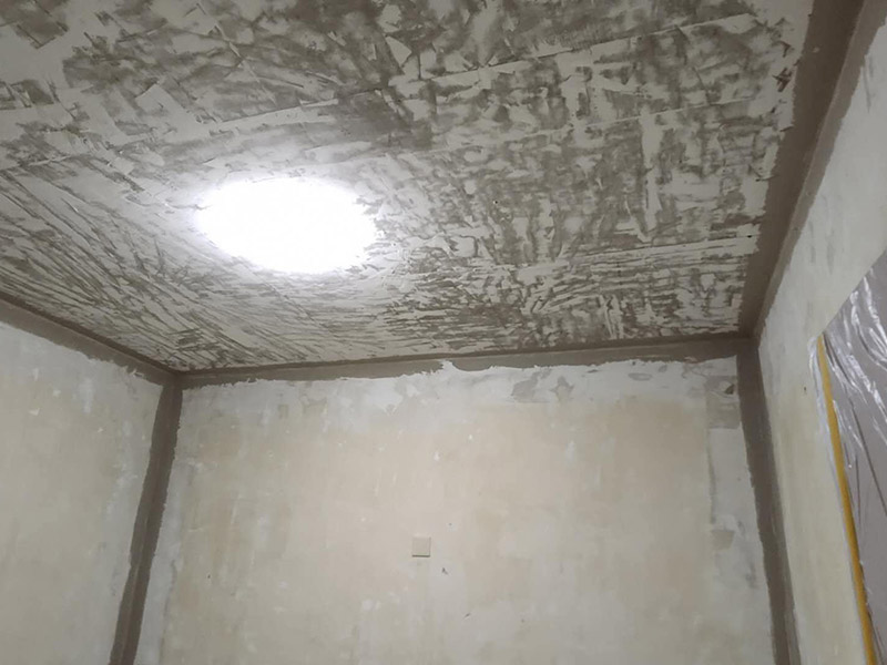 墻面改造翻新：在舊墻面上重新刷乳膠漆之前，一般先要對舊墻上的油污、浮灰、空鼓或裂紋等做處理，清除浮灰，鏟除起砂翹皮等部位，對油污的部位，應(yīng)先將原有涂層鏟除，不能鏟除應(yīng)徹底清洗干凈，墻面清理完畢，在用膩?zhàn)优蝺傻馈?盡量用較細(xì)的砂紙，通常質(zhì)地較松軟的膩?zhàn)佑?00-500號的砂紙，質(zhì)地較硬的用360-400號為佳，假如砂紙?zhí)值脑挄粝潞苌畹纳昂郏⑵崾茄谏w不掉的。打磨結(jié)束必定。上完底漆后，可以明顯看到膩?zhàn)哟蚰ネ戤吅筮€留有一些坑眼，這時候就需要修補(bǔ)了，修補(bǔ)時一定要打磨平整，再用稍微多加一點(diǎn)水的底漆刷一遍，以免刷面漆的時候因?yàn)榕c其它墻面吃水量不同而有色差。上面漆時要選擇好的滾筒，注意滾筒的毛不要太短，但一定要細(xì)，漆不要加過量的水，過量的水會影響漆膜厚度、手感和硬度。涂刷的時候要注意墻角、每滾中間接茬部分和收漆方向，確保刷出來的漆膜手感細(xì)膩。 乳膠漆涂刷完以后4個小時就會干燥，但干燥的漆膜還沒有達(dá)到必定的硬度，這就要護(hù)理，很簡單，7-10天以內(nèi)不要有擦拭或任何觸摸墻面的行為即可。