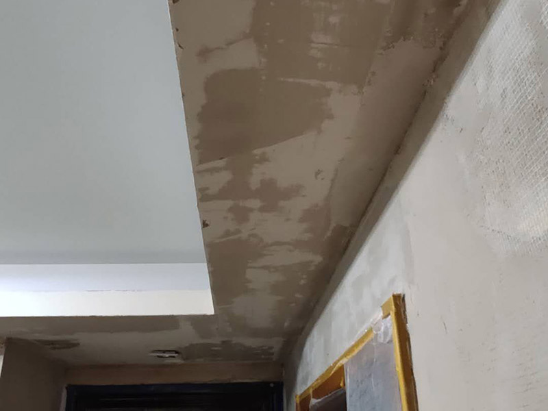 墻面改造翻新：在舊墻面上重新刷乳膠漆之前，一般先要對舊墻上的油污、浮灰、空鼓或裂紋等做處理，清除浮灰，鏟除起砂翹皮等部位，對油污的部位，應(yīng)先將原有涂層鏟除，不能鏟除應(yīng)徹底清洗干凈，墻面清理完畢，在用膩?zhàn)优蝺傻馈?盡量用較細(xì)的砂紙，通常質(zhì)地較松軟的膩?zhàn)佑?00-500號的砂紙，質(zhì)地較硬的用360-400號為佳，假如砂紙?zhí)值脑挄粝潞苌畹纳昂?，刷漆是掩蓋不掉的。打磨結(jié)束必定。上完底漆后，可以明顯看到膩?zhàn)哟蚰ネ戤吅筮€留有一些坑眼，這時候就需要修補(bǔ)了，修補(bǔ)時一定要打磨平整，再用稍微多加一點(diǎn)水的底漆刷一遍，以免刷面漆的時候因?yàn)榕c其它墻面吃水量不同而有色差。上面漆時要選擇好的滾筒，注意滾筒的毛不要太短，但一定要細(xì)，漆不要加過量的水，過量的水會影響漆膜厚度、手感和硬度。涂刷的時候要注意墻角、每滾中間接茬部分和收漆方向，確保刷出來的漆膜手感細(xì)膩。 乳膠漆涂刷完以后4個小時就會干燥，但干燥的漆膜還沒有達(dá)到必定的硬度，這就要護(hù)理，很簡單，7-10天以內(nèi)不要有擦拭或任何觸摸墻面的行為即可。