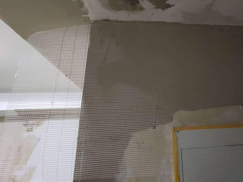 墻面改造翻新：在舊墻面上重新刷乳膠漆之前，一般先要對舊墻上的油污、浮灰、空鼓或裂紋等做處理，清除浮灰，鏟除起砂翹皮等部位，對油污的部位，應(yīng)先將原有涂層鏟除，不能鏟除應(yīng)徹底清洗干凈，墻面清理完畢，在用膩?zhàn)优蝺傻馈?盡量用較細(xì)的砂紙，通常質(zhì)地較松軟的膩?zhàn)佑?00-500號的砂紙，質(zhì)地較硬的用360-400號為佳，假如砂紙?zhí)值脑挄粝潞苌畹纳昂?，刷漆是掩蓋不掉的。打磨結(jié)束必定。上完底漆后，可以明顯看到膩?zhàn)哟蚰ネ戤吅筮€留有一些坑眼，這時候就需要修補(bǔ)了，修補(bǔ)時一定要打磨平整，再用稍微多加一點(diǎn)水的底漆刷一遍，以免刷面漆的時候因?yàn)榕c其它墻面吃水量不同而有色差。上面漆時要選擇好的滾筒，注意滾筒的毛不要太短，但一定要細(xì)，漆不要加過量的水，過量的水會影響漆膜厚度、手感和硬度。涂刷的時候要注意墻角、每滾中間接茬部分和收漆方向，確保刷出來的漆膜手感細(xì)膩。 乳膠漆涂刷完以后4個小時就會干燥，但干燥的漆膜還沒有達(dá)到必定的硬度，這就要護(hù)理，很簡單，7-10天以內(nèi)不要有擦拭或任何觸摸墻面的行為即可。