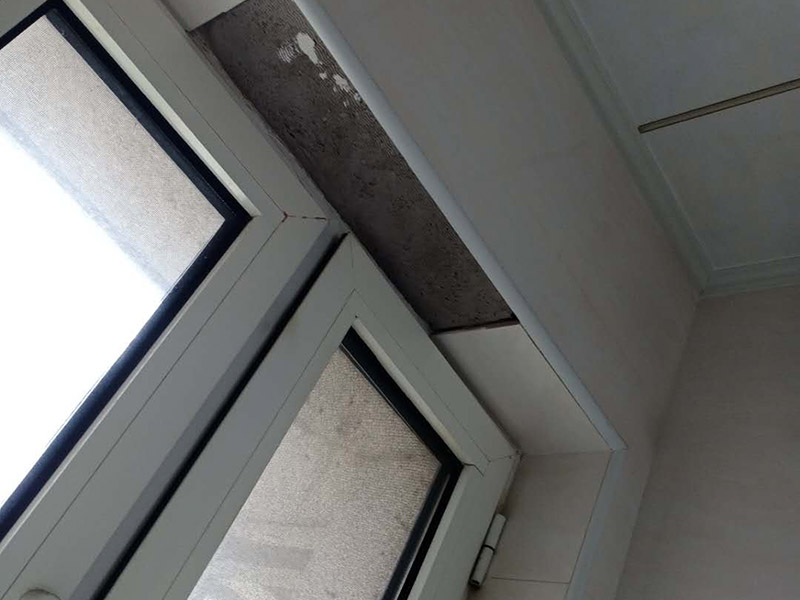 瓷磚局部修補(bǔ)：墻地面的瓷磚出現(xiàn)少量的局部空鼓，如在不影響櫥柜、鏡柜、花灑和熱水器等家具家電安裝穩(wěn)固的情況下，可以不予處理，但若是對安裝和日常生活造成影響，建議把這局部的瓷磚敲掉重新鋪貼。 建議拆下來重新鋪貼，此時鋪貼使用的粘合劑尤為重要，若瓷磚面積較小，可以用益膠泥，它比水泥粘著性更強(qiáng);單塊瓷磚粘貼在平坦平面上，可以使用瓷磚膠/瓷磚粘貼劑，若是小面積范圍的多片瓷磚，建議使用益膠泥比使用水泥更為恰當(dāng)。 若沙漿連同瓷磚一起掉落，要先在原基礎(chǔ)面上輕輕鑿些毛坑后，再拌有107膠的沙漿重新鑲貼，在基礎(chǔ)面上刷一層后將脫落的瓷磚壓上去，直至沙漿硬化。需要注意的是，若瓷磚僅是局部脫落，千萬不可用力敲打基礎(chǔ)面上的沙漿，以防震松周圍原本牢固的瓷磚。