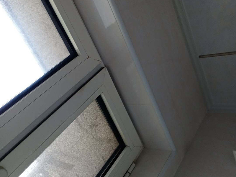 瓷磚局部修補(bǔ)：墻地面的瓷磚出現(xiàn)少量的局部空鼓，如在不影響櫥柜、鏡柜、花灑和熱水器等家具家電安裝穩(wěn)固的情況下，可以不予處理，但若是對安裝和日常生活造成影響，建議把這局部的瓷磚敲掉重新鋪貼。 建議拆下來重新鋪貼，此時鋪貼使用的粘合劑尤為重要，若瓷磚面積較小，可以用益膠泥，它比水泥粘著性更強(qiáng);單塊瓷磚粘貼在平坦平面上，可以使用瓷磚膠/瓷磚粘貼劑，若是小面積范圍的多片瓷磚，建議使用益膠泥比使用水泥更為恰當(dāng)。 若沙漿連同瓷磚一起掉落，要先在原基礎(chǔ)面上輕輕鑿些毛坑后，再拌有107膠的沙漿重新鑲貼，在基礎(chǔ)面上刷一層后將脫落的瓷磚壓上去，直至沙漿硬化。需要注意的是，若瓷磚僅是局部脫落，千萬不可用力敲打基礎(chǔ)面上的沙漿，以防震松周圍原本牢固的瓷磚。