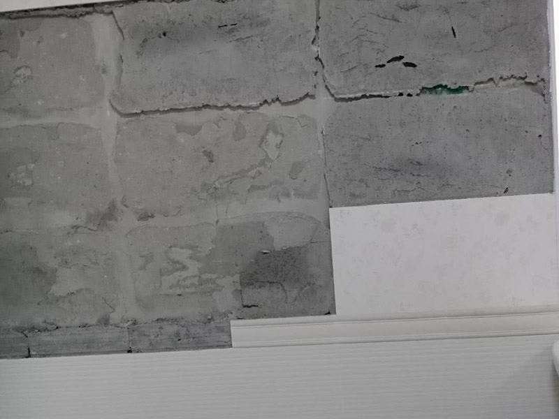 瓷磚局部修補(bǔ)：墻地面的瓷磚出現(xiàn)少量的局部空鼓，如在不影響櫥柜、鏡柜、花灑和熱水器等家具家電安裝穩(wěn)固的情況下，可以不予處理，但若是對安裝和日常生活造成影響，建議把這局部的瓷磚敲掉重新鋪貼。 建議拆下來重新鋪貼，此時鋪貼使用的粘合劑尤為重要，若瓷磚面積較小，可以用益膠泥，它比水泥粘著性更強(qiáng);單塊瓷磚粘貼在平坦平面上，可以使用瓷磚膠/瓷磚粘貼劑，若是小面積范圍的多片瓷磚，建議使用益膠泥比使用水泥更為恰當(dāng)。 若沙漿連同瓷磚一起掉落，要先在原基礎(chǔ)面上輕輕鑿些毛坑后，再拌有107膠的沙漿重新鑲貼，在基礎(chǔ)面上刷一層后將脫落的瓷磚壓上去，直至沙漿硬化。需要注意的是，若瓷磚僅是局部脫落，千萬不可用力敲打基礎(chǔ)面上的沙漿，以防震松周圍原本牢固的瓷磚。