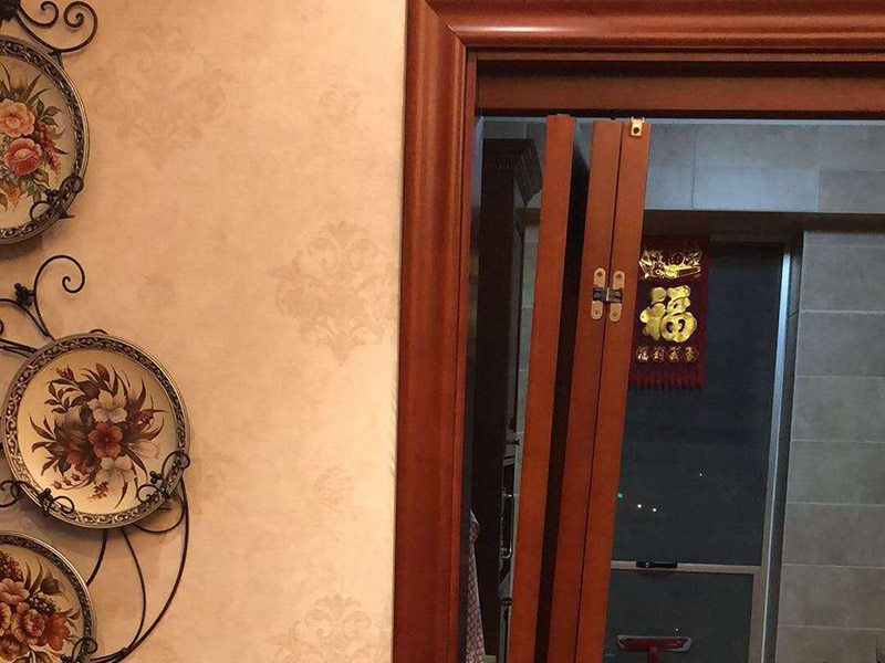 合頁(yè)推拉門維修：1、取一個(gè)邊框和下封，用固定螺絲固定 2、把固定好的邊框放置地上，然后把移門板排列在邊框上面 3、取另外一根邊框卡入排列好的移門板上，用螺絲固定下封和邊框 4、卡入上封，用螺絲固定，同時(shí)固定好上滑 5、上下螺絲都固定好后，用牽引螺絲把下滑固定在下封內(nèi)，完成安裝 6、注意：安裝下滑的時(shí)候，滑彈片是往里的。