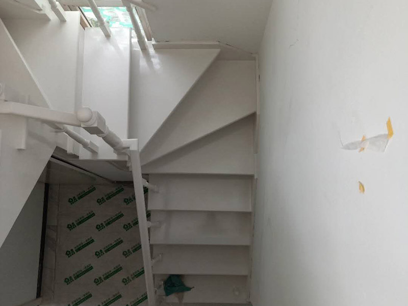 樓梯改色維修：木樓梯刷漆流程也是比較簡(jiǎn)單的,我覺(jué)得還是很不錯(cuò)的,先用砂布打磨一遍,然后清除灰塵、刷底漆、打磨、刷面漆。每刷一遍漆以后,都要用砂布打磨,最后的一遍油漆不要打磨的。