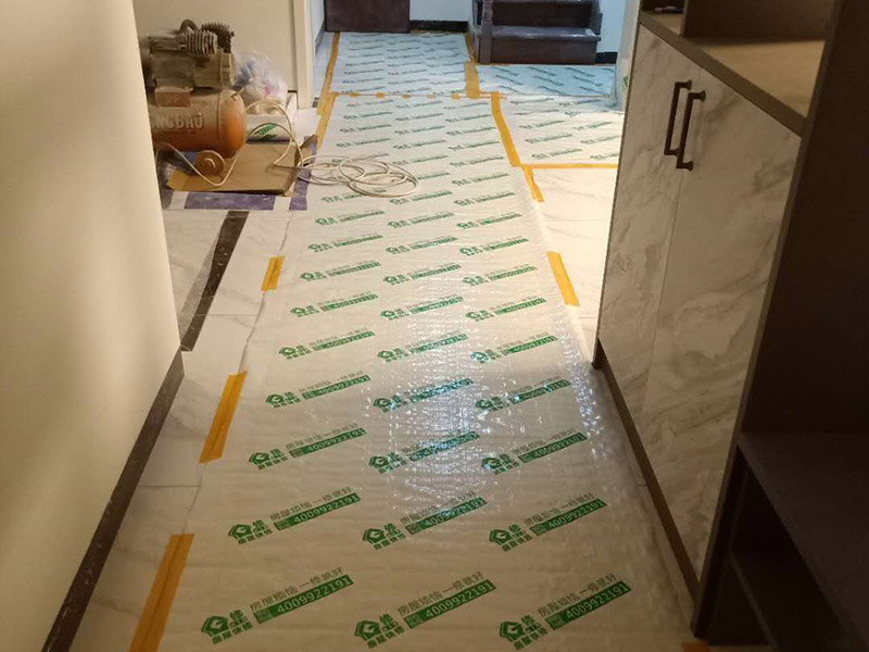 樓梯改色維修：木樓梯刷漆流程也是比較簡(jiǎn)單的,我覺(jué)得還是很不錯(cuò)的,先用砂布打磨一遍,然后清除灰塵、刷底漆、打磨、刷面漆。每刷一遍漆以后,都要用砂布打磨,最后的一遍油漆不要打磨的。 清水的(也就是能看見(jiàn)木紋的)就比較難辦了,要重新打磨掉再重做油漆的. 如果是渾水的,那可能好辦些,在上面再做一次顏色較淺的就行了. 因?yàn)橛推釓臏\色改深色要容易些,從深色改淺色要麻煩得多.