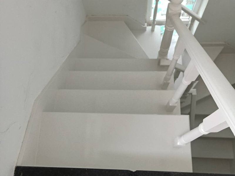 樓梯改色維修：木樓梯刷漆流程也是比較簡(jiǎn)單的,我覺(jué)得還是很不錯(cuò)的,先用砂布打磨一遍,然后清除灰塵、刷底漆、打磨、刷面漆。每刷一遍漆以后,都要用砂布打磨,最后的一遍油漆不要打磨的。 清水的(也就是能看見(jiàn)木紋的)就比較難辦了,要重新打磨掉再重做油漆的. 如果是渾水的,那可能好辦些,在上面再做一次顏色較淺的就行了. 因?yàn)橛推釓臏\色改深色要容易些,從深色改淺色要麻煩得多.