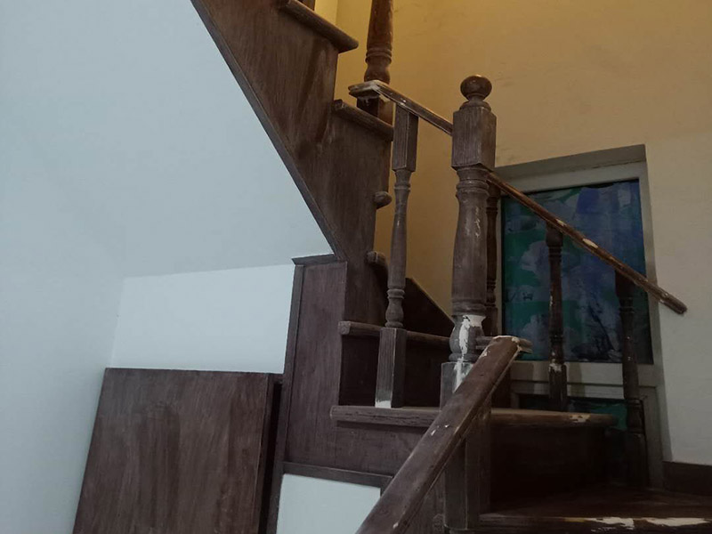 樓梯改色維修：木樓梯刷漆流程也是比較簡(jiǎn)單的,我覺(jué)得還是很不錯(cuò)的,先用砂布打磨一遍,然后清除灰塵、刷底漆、打磨、刷面漆。每刷一遍漆以后,都要用砂布打磨,最后的一遍油漆不要打磨的。 清水的(也就是能看見(jiàn)木紋的)就比較難辦了,要重新打磨掉再重做油漆的. 如果是渾水的,那可能好辦些,在上面再做一次顏色較淺的就行了. 因?yàn)橛推釓臏\色改深色要容易些,從深色改淺色要麻煩得多.