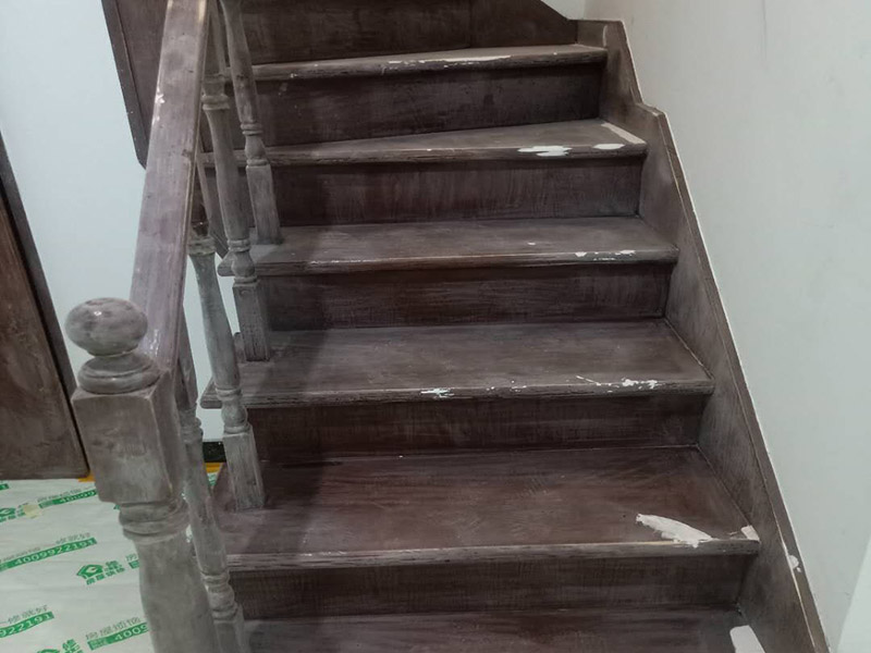 樓梯改色維修：木樓梯刷漆流程也是比較簡(jiǎn)單的,我覺(jué)得還是很不錯(cuò)的,先用砂布打磨一遍,然后清除灰塵、刷底漆、打磨、刷面漆。每刷一遍漆以后,都要用砂布打磨,最后的一遍油漆不要打磨的。 清水的(也就是能看見(jiàn)木紋的)就比較難辦了,要重新打磨掉再重做油漆的. 如果是渾水的,那可能好辦些,在上面再做一次顏色較淺的就行了. 因?yàn)橛推釓臏\色改深色要容易些,從深色改淺色要麻煩得多.