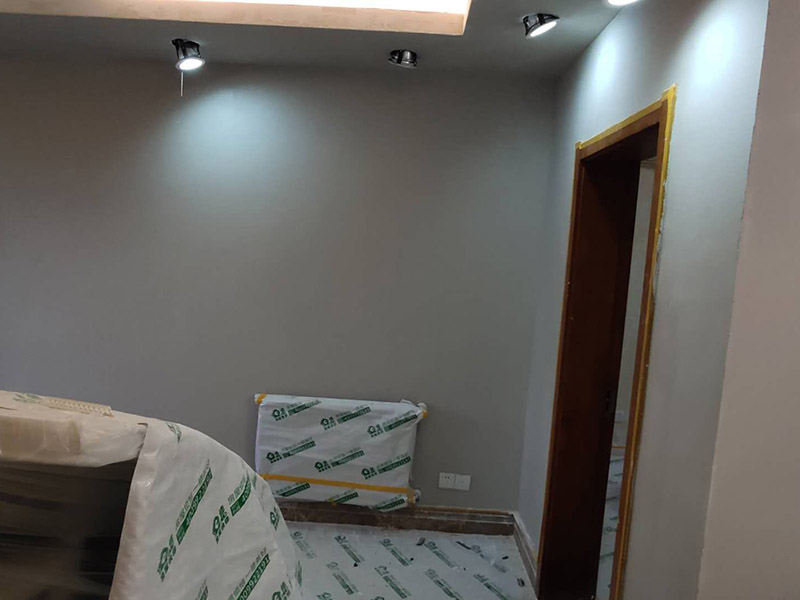 墻面翻新裝修：首先在做翻新的時(shí)候一定要把之前的墻面給處理干凈，粉化嚴(yán)重的一定要鏟除干凈。由于之前的墻面有刷過油漆和乳膠漆，所在做完鏟除后一定要做打磨處理，將原來墻體上的結(jié)實(shí)的表皮及浮沉全部清理掉，如果說墻體出現(xiàn)小部分的凹陷以及裂縫的話可以用膩?zhàn)由晕⑻钛a(bǔ)一下。 清理干凈的墻面一定要刷一道底漆，墻面底漆的主要作用就是抗堿防潮、封固基材、保護(hù)面漆、提高面漆的質(zhì)量以及遮蓋力。尤其是對(duì)老房子進(jìn)行翻新的時(shí)候底漆是特別的重要，如果說是直接的上面漆的話墻面就很容易起泡發(fā)霉，時(shí)間不久后就會(huì)再一次出現(xiàn)脫落現(xiàn)象，不能重蹈覆轍。在修補(bǔ)的過程中要是沒有做到全面，并且上漆過程已經(jīng)做了的話那就會(huì)顯得相當(dāng)?shù)穆闊?，上漆工程完成后的話再?duì)沒有修補(bǔ)到的地方進(jìn)行修補(bǔ)的話就會(huì)很難達(dá)到預(yù)想效果。 在上面漆之前要裝油漆按照漆桶的說明配比及涂刷，要準(zhǔn)備足夠的量，保證顏色的相同，不要因?yàn)榱可偃绷亢髞磉M(jìn)行后補(bǔ)，這樣很容易發(fā)生色差的問題。刷面漆時(shí)要選擇質(zhì)量好的刷漆滾筒，這樣刷出來的質(zhì)地才會(huì)更加的均勻好看。刷完漆之后要注意通風(fēng)問題，因?yàn)橄♂寗┲械亩妆匠煞謺?huì)與乳膠漆中的成分發(fā)生化學(xué)反應(yīng)導(dǎo)致墻面泛黃。