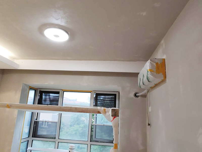 墻面翻新裝修：首先在做翻新的時(shí)候一定要把之前的墻面給處理干凈，粉化嚴(yán)重的一定要鏟除干凈。由于之前的墻面有刷過油漆和乳膠漆，所在做完鏟除后一定要做打磨處理，將原來墻體上的結(jié)實(shí)的表皮及浮沉全部清理掉，如果說墻體出現(xiàn)小部分的凹陷以及裂縫的話可以用膩?zhàn)由晕⑻钛a(bǔ)一下。 清理干凈的墻面一定要刷一道底漆，墻面底漆的主要作用就是抗堿防潮、封固基材、保護(hù)面漆、提高面漆的質(zhì)量以及遮蓋力。尤其是對(duì)老房子進(jìn)行翻新的時(shí)候底漆是特別的重要，如果說是直接的上面漆的話墻面就很容易起泡發(fā)霉，時(shí)間不久后就會(huì)再一次出現(xiàn)脫落現(xiàn)象，不能重蹈覆轍。在修補(bǔ)的過程中要是沒有做到全面，并且上漆過程已經(jīng)做了的話那就會(huì)顯得相當(dāng)?shù)穆闊?，上漆工程完成后的話再?duì)沒有修補(bǔ)到的地方進(jìn)行修補(bǔ)的話就會(huì)很難達(dá)到預(yù)想效果。 在上面漆之前要裝油漆按照漆桶的說明配比及涂刷，要準(zhǔn)備足夠的量，保證顏色的相同，不要因?yàn)榱可偃绷亢髞磉M(jìn)行后補(bǔ)，這樣很容易發(fā)生色差的問題。刷面漆時(shí)要選擇質(zhì)量好的刷漆滾筒，這樣刷出來的質(zhì)地才會(huì)更加的均勻好看。刷完漆之后要注意通風(fēng)問題，因?yàn)橄♂寗┲械亩妆匠煞謺?huì)與乳膠漆中的成分發(fā)生化學(xué)反應(yīng)導(dǎo)致墻面泛黃。