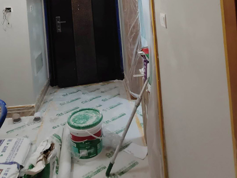 墻面翻新裝修：首先在做翻新的時(shí)候一定要把之前的墻面給處理干凈，粉化嚴(yán)重的一定要鏟除干凈。由于之前的墻面有刷過油漆和乳膠漆，所在做完鏟除后一定要做打磨處理，將原來墻體上的結(jié)實(shí)的表皮及浮沉全部清理掉，如果說墻體出現(xiàn)小部分的凹陷以及裂縫的話可以用膩?zhàn)由晕⑻钛a(bǔ)一下。 清理干凈的墻面一定要刷一道底漆，墻面底漆的主要作用就是抗堿防潮、封固基材、保護(hù)面漆、提高面漆的質(zhì)量以及遮蓋力。尤其是對(duì)老房子進(jìn)行翻新的時(shí)候底漆是特別的重要，如果說是直接的上面漆的話墻面就很容易起泡發(fā)霉，時(shí)間不久后就會(huì)再一次出現(xiàn)脫落現(xiàn)象，不能重蹈覆轍。在修補(bǔ)的過程中要是沒有做到全面，并且上漆過程已經(jīng)做了的話那就會(huì)顯得相當(dāng)?shù)穆闊掀峁こ掏瓿珊蟮脑捲賹?duì)沒有修補(bǔ)到的地方進(jìn)行修補(bǔ)的話就會(huì)很難達(dá)到預(yù)想效果。 在上面漆之前要裝油漆按照漆桶的說明配比及涂刷，要準(zhǔn)備足夠的量，保證顏色的相同，不要因?yàn)榱可偃绷亢髞磉M(jìn)行后補(bǔ)，這樣很容易發(fā)生色差的問題。刷面漆時(shí)要選擇質(zhì)量好的刷漆滾筒，這樣刷出來的質(zhì)地才會(huì)更加的均勻好看。刷完漆之后要注意通風(fēng)問題，因?yàn)橄♂寗┲械亩妆匠煞謺?huì)與乳膠漆中的成分發(fā)生化學(xué)反應(yīng)導(dǎo)致墻面泛黃。