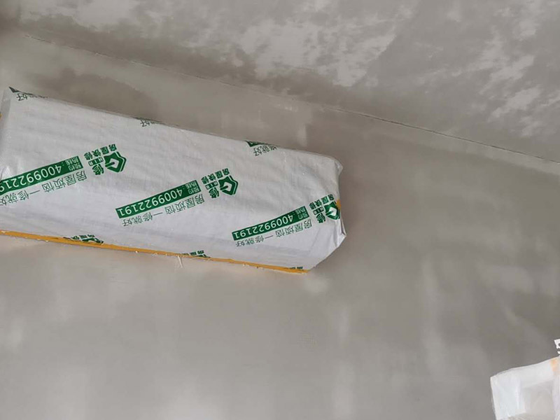 墻面翻新裝修：首先在做翻新的時(shí)候一定要把之前的墻面給處理干凈，粉化嚴(yán)重的一定要鏟除干凈。由于之前的墻面有刷過油漆和乳膠漆，所在做完鏟除后一定要做打磨處理，將原來墻體上的結(jié)實(shí)的表皮及浮沉全部清理掉，如果說墻體出現(xiàn)小部分的凹陷以及裂縫的話可以用膩?zhàn)由晕⑻钛a(bǔ)一下。 清理干凈的墻面一定要刷一道底漆，墻面底漆的主要作用就是抗堿防潮、封固基材、保護(hù)面漆、提高面漆的質(zhì)量以及遮蓋力。尤其是對(duì)老房子進(jìn)行翻新的時(shí)候底漆是特別的重要，如果說是直接的上面漆的話墻面就很容易起泡發(fā)霉，時(shí)間不久后就會(huì)再一次出現(xiàn)脫落現(xiàn)象，不能重蹈覆轍。在修補(bǔ)的過程中要是沒有做到全面，并且上漆過程已經(jīng)做了的話那就會(huì)顯得相當(dāng)?shù)穆闊掀峁こ掏瓿珊蟮脑捲賹?duì)沒有修補(bǔ)到的地方進(jìn)行修補(bǔ)的話就會(huì)很難達(dá)到預(yù)想效果。 在上面漆之前要裝油漆按照漆桶的說明配比及涂刷，要準(zhǔn)備足夠的量，保證顏色的相同，不要因?yàn)榱可偃绷亢髞磉M(jìn)行后補(bǔ)，這樣很容易發(fā)生色差的問題。刷面漆時(shí)要選擇質(zhì)量好的刷漆滾筒，這樣刷出來的質(zhì)地才會(huì)更加的均勻好看。刷完漆之后要注意通風(fēng)問題，因?yàn)橄♂寗┲械亩妆匠煞謺?huì)與乳膠漆中的成分發(fā)生化學(xué)反應(yīng)導(dǎo)致墻面泛黃。