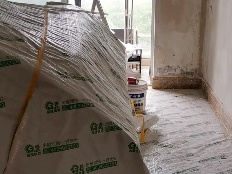 墻面翻新裝修：首先在做翻新的時(shí)候一定要把之前的墻面給處理干凈，粉化嚴(yán)重的一定要鏟除干凈。由于之前的墻面有刷過油漆和乳膠漆，所在做完鏟除后一定要做打磨處理，將原來墻體上的結(jié)實(shí)的表皮及浮沉全部清理掉，如果說墻體出現(xiàn)小部分的凹陷以及裂縫的話可以用膩?zhàn)由晕⑻钛a(bǔ)一下。 清理干凈的墻面一定要刷一道底漆，墻面底漆的主要作用就是抗堿防潮、封固基材、保護(hù)面漆、提高面漆的質(zhì)量以及遮蓋力。尤其是對(duì)老房子進(jìn)行翻新的時(shí)候底漆是特別的重要，如果說是直接的上面漆的話墻面就很容易起泡發(fā)霉，時(shí)間不久后就會(huì)再一次出現(xiàn)脫落現(xiàn)象，不能重蹈覆轍。在修補(bǔ)的過程中要是沒有做到全面，并且上漆過程已經(jīng)做了的話那就會(huì)顯得相當(dāng)?shù)穆闊?，上漆工程完成后的話再?duì)沒有修補(bǔ)到的地方進(jìn)行修補(bǔ)的話就會(huì)很難達(dá)到預(yù)想效果。 在上面漆之前要裝油漆按照漆桶的說明配比及涂刷，要準(zhǔn)備足夠的量，保證顏色的相同，不要因?yàn)榱可偃绷亢髞磉M(jìn)行后補(bǔ)，這樣很容易發(fā)生色差的問題。刷面漆時(shí)要選擇質(zhì)量好的刷漆滾筒，這樣刷出來的質(zhì)地才會(huì)更加的均勻好看。刷完漆之后要注意通風(fēng)問題，因?yàn)橄♂寗┲械亩妆匠煞謺?huì)與乳膠漆中的成分發(fā)生化學(xué)反應(yīng)導(dǎo)致墻面泛黃。