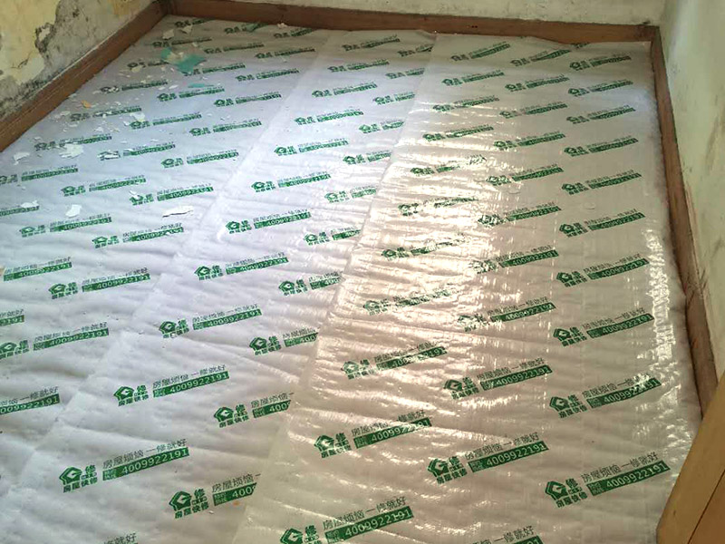 墻面翻新地板保護(hù)：舊墻面在翻新前一定要做墻面基底處理，粉化嚴(yán)重的要全部鏟除，鏟除后抹上一層白水泥，原來墻面過于光滑、刷過油漆的鏟除后還要做打磨處理，把粘結(jié)不牢的表皮去掉，便于新涂料和墻體粘結(jié)。墻面底漆的作用是抗堿防潮、封固基材、保護(hù)面漆，提高面漆的質(zhì)感和遮蓋力，對(duì)于老房翻新，墻面一定要做底漆，如果沒有刷底漆就直接上面漆的話，時(shí)間一長(zhǎng)墻面容易起泡、發(fā)霉，太陽(yáng)照曬時(shí)間長(zhǎng)了也容易變色。墻面色差是修補(bǔ)墻面時(shí)需要盡量避免的，為此，應(yīng)該注意按照油漆桶的說明配比、涂刷，最好估算好用量，一次準(zhǔn)備足夠的量，這樣能保證墻面顏色一致，也能避免用量不足重新調(diào)配出來的顏色有差異。