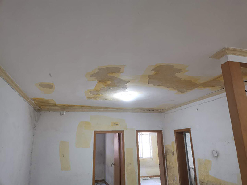 墻面翻新地板保護(hù)：舊墻面在翻新前一定要做墻面基底處理，粉化嚴(yán)重的要全部鏟除，鏟除后抹上一層白水泥，原來墻面過于光滑、刷過油漆的鏟除后還要做打磨處理，把粘結(jié)不牢的表皮去掉，便于新涂料和墻體粘結(jié)。墻面底漆的作用是抗堿防潮、封固基材、保護(hù)面漆，提高面漆的質(zhì)感和遮蓋力，對(duì)于老房翻新，墻面一定要做底漆，如果沒有刷底漆就直接上面漆的話，時(shí)間一長(zhǎng)墻面容易起泡、發(fā)霉，太陽(yáng)照曬時(shí)間長(zhǎng)了也容易變色。墻面色差是修補(bǔ)墻面時(shí)需要盡量避免的，為此，應(yīng)該注意按照油漆桶的說明配比、涂刷，最好估算好用量，一次準(zhǔn)備足夠的量，這樣能保證墻面顏色一致，也能避免用量不足重新調(diào)配出來的顏色有差異。