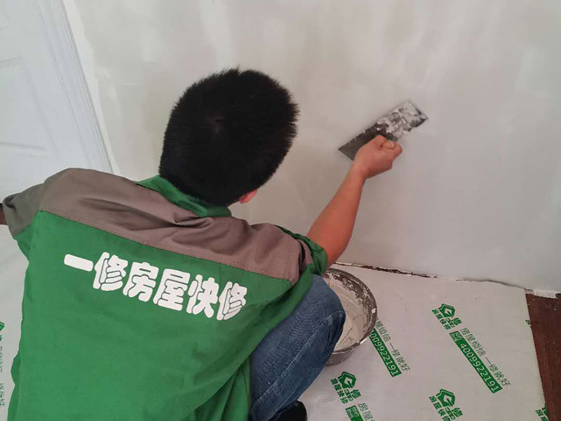 墻面刮膩?zhàn)诱移?第一遍刮石膏粉，好處是干得快，尤其是陰雨潮濕的天氣施工就更顯現(xiàn)其優(yōu)點(diǎn)。石膏硬度好，附著力好干了不容易開裂收縮，填充力好，能堵住墻體上小 眼眼，干了后就不能再出現(xiàn)小眼眼了。而用膩?zhàn)友a(bǔ)干了后收縮又能看見小眼眼，如果補(bǔ)太厚了干得又慢，所以第一遍一定要刮石膏，要用全膠水。 第二遍，刮膩?zhàn)樱@一遍刮的重點(diǎn)就是找平，由于墻體不是那么平整和直順，因而就需要刮膩?zhàn)觼碚移胶驼抑保柦且欢ㄒ?米左右長的鋁合金靠尺做靠尺校直， 陰角一定需要用校直，這樣就能看見棱是棱角是角，效果就很好了。等干透了就打磨一遍，這個(gè)要求不需要太高，但必須等干了以后才能上第三遍膩?zhàn)印? width=