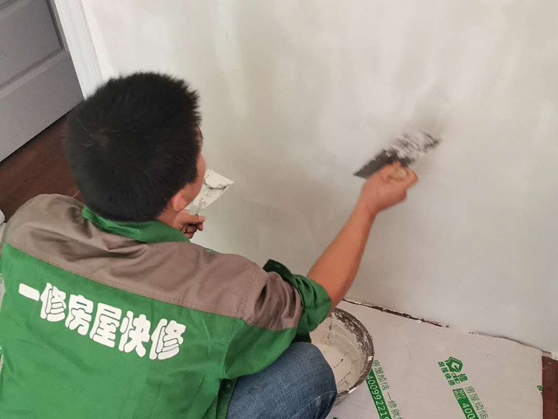 墻面刮膩?zhàn)诱移?第一遍刮石膏粉，好處是干得快，尤其是陰雨潮濕的天氣施工就更顯現(xiàn)其優(yōu)點(diǎn)。石膏硬度好，附著力好干了不容易開裂收縮，填充力好，能堵住墻體上小 眼眼，干了后就不能再出現(xiàn)小眼眼了。而用膩?zhàn)友a(bǔ)干了后收縮又能看見小眼眼，如果補(bǔ)太厚了干得又慢，所以第一遍一定要刮石膏，要用全膠水。 第二遍，刮膩?zhàn)?，這一遍刮的重點(diǎn)就是找平，由于墻體不是那么平整和直順，因而就需要刮膩?zhàn)觼碚移胶驼抑保柦且欢ㄒ?米左右長的鋁合金靠尺做靠尺校直， 陰角一定需要用校直，這樣就能看見棱是棱角是角，效果就很好了。等干透了就打磨一遍，這個(gè)要求不需要太高，但必須等干了以后才能上第三遍膩?zhàn)印? width=