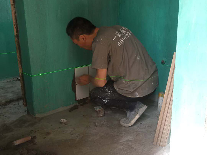 衛(wèi)生間標(biāo)線貼磚：衛(wèi)生間的防水工作流程，都是在地面用水泥砂漿找平一次，等它干透后再做防水。那些詢問做完防水能不能馬上貼瓷磚的業(yè)主，首先要搞清楚，防水不是只做一遍就可以的。一般的防水施工要做2到3遍，而且防水的順序也是有講究的，比如，要先做完墻面防水再貼墻磚，其次才可以做地面防水，再貼地磚。因為地面經(jīng)常會踩來踩去，地面防水如果先做了會很容易踩壞。一般情況下，在2到3遍的防水層全部做好后，會有5到7天的固化期，所以自然的，貼瓷磚肯定是要等到這之后才能做，所以做完防水就立馬貼瓷磚，就大錯特錯了。