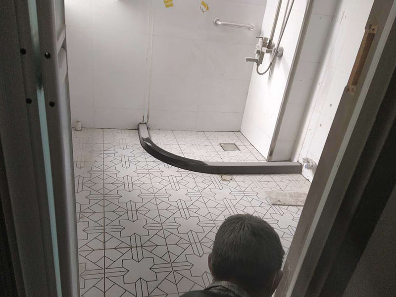 衛(wèi)生間翻新施工：其實衛(wèi)生間翻新最主要的目的，就是要更換水電，尤其是那些隱蔽性極強，一般埋在地下或墻壁內(nèi)的。在進行翻新的時候，最好一并更換，不管有沒有問題，這樣都能給日后的生活帶來保障。更換完水電之后，就可以進行瓷磚的鋪貼了。不管是地面還是墻面，都是一個比較大的工程。在衛(wèi)生間翻新前先找平地面和墻面，清楚所有雜物。然后先對墻面進行鋪設(shè)，墻面一般多是小塊的瓷磚比較好施工。地面就要注意一些了，需要設(shè)置輔助線來進行施工，還要注意下水管等地方，這些地方都需要低于地面高度的哦！ 最后就是防水的問題了，防水是衛(wèi)生間翻新過程中，非常需要重視的問題。在施工前最好購買好一些的防水涂料，這樣施工效果更好，而且使用壽命更久，幾年內(nèi)不會出現(xiàn)問題。值得注意的是，很多人在做防水的時候，都會忽略墻面的防水，其實墻面也需要做好防水哦！有時候會產(chǎn)生水蒸氣附著在墻面，也是會對墻面造成損害的！