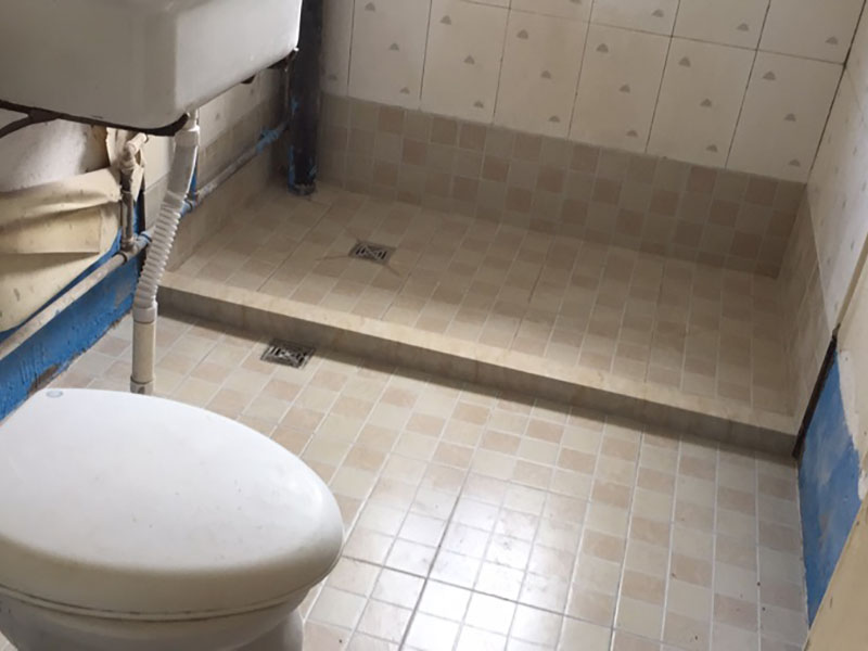 衛(wèi)生間翻新施工：其實衛(wèi)生間翻新最主要的目的，就是要更換水電，尤其是那些隱蔽性極強，一般埋在地下或墻壁內(nèi)的。在進行翻新的時候，最好一并更換，不管有沒有問題，這樣都能給日后的生活帶來保障。更換完水電之后，就可以進行瓷磚的鋪貼了。不管是地面還是墻面，都是一個比較大的工程。在衛(wèi)生間翻新前先找平地面和墻面，清楚所有雜物。然后先對墻面進行鋪設(shè)，墻面一般多是小塊的瓷磚比較好施工。地面就要注意一些了，需要設(shè)置輔助線來進行施工，還要注意下水管等地方，這些地方都需要低于地面高度的哦！ 最后就是防水的問題了，防水是衛(wèi)生間翻新過程中，非常需要重視的問題。在施工前最好購買好一些的防水涂料，這樣施工效果更好，而且使用壽命更久，幾年內(nèi)不會出現(xiàn)問題。值得注意的是，很多人在做防水的時候，都會忽略墻面的防水，其實墻面也需要做好防水哦！有時候會產(chǎn)生水蒸氣附著在墻面，也是會對墻面造成損害的！