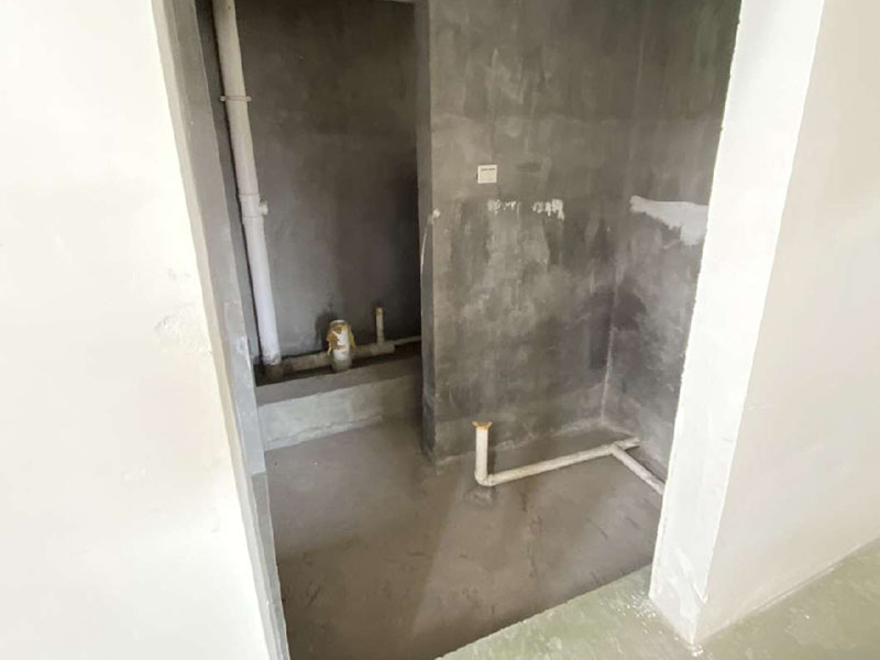 衛(wèi)生間防水處理：1、刷第一遍防水涂料。施工前確保工地干凈、干燥，防水涂料要涂滿，無遺漏，與基層結(jié)合牢固，無裂紋，無氣泡，無脫落現(xiàn)象。涂刷高度一致，厚度要達到產(chǎn)品規(guī)定要求。 2、刷第二遍防水涂料。注意、第二遍防水涂料間需要有一定時間間隔，待遍涂料干透后才能進行第二遍，具體時間視涂料而定。間隔時間太短，防水的效果會大打折扣。 3、鋪保護層。為防止之后的施工破壞防水層，需在防水涂料表面鋪上保護層。保護層要完全覆蓋防水層，無遺漏，與基層結(jié)合牢固，無裂紋，無氣泡，無脫落現(xiàn)象。 4、閉水試驗。閉水試驗時，地面點的水線不能低于2厘米，保存至少24小時，觀察無滲漏現(xiàn)象后方算合格。如有滲漏，需重做，切莫不能疏忽大意。