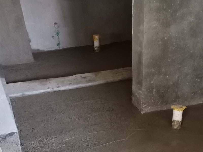 衛(wèi)生間防水處理：1、刷第一遍防水涂料。施工前確保工地干凈、干燥，防水涂料要涂滿，無遺漏，與基層結(jié)合牢固，無裂紋，無氣泡，無脫落現(xiàn)象。涂刷高度一致，厚度要達到產(chǎn)品規(guī)定要求。 2、刷第二遍防水涂料。注意、第二遍防水涂料間需要有一定時間間隔，待遍涂料干透后才能進行第二遍，具體時間視涂料而定。間隔時間太短，防水的效果會大打折扣。 3、鋪保護層。為防止之后的施工破壞防水層，需在防水涂料表面鋪上保護層。保護層要完全覆蓋防水層，無遺漏，與基層結(jié)合牢固，無裂紋，無氣泡，無脫落現(xiàn)象。 4、閉水試驗。閉水試驗時，地面點的水線不能低于2厘米，保存至少24小時，觀察無滲漏現(xiàn)象后方算合格。如有滲漏，需重做，切莫不能疏忽大意。