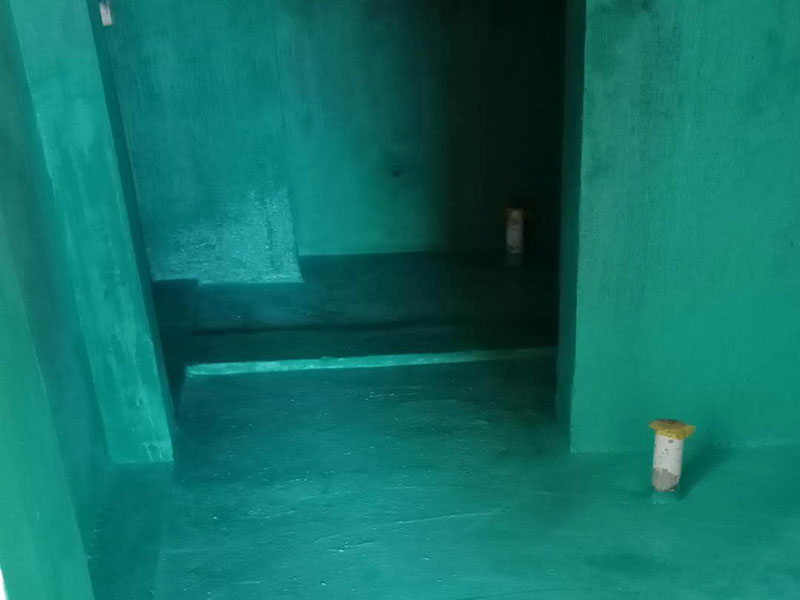 衛(wèi)生間防水處理：1、刷第一遍防水涂料。施工前確保工地干凈、干燥，防水涂料要涂滿，無遺漏，與基層結(jié)合牢固，無裂紋，無氣泡，無脫落現(xiàn)象。涂刷高度一致，厚度要達到產(chǎn)品規(guī)定要求。 2、刷第二遍防水涂料。注意、第二遍防水涂料間需要有一定時間間隔，待遍涂料干透后才能進行第二遍，具體時間視涂料而定。間隔時間太短，防水的效果會大打折扣。 3、鋪保護層。為防止之后的施工破壞防水層，需在防水涂料表面鋪上保護層。保護層要完全覆蓋防水層，無遺漏，與基層結(jié)合牢固，無裂紋，無氣泡，無脫落現(xiàn)象。 4、閉水試驗。閉水試驗時，地面點的水線不能低于2厘米，保存至少24小時，觀察無滲漏現(xiàn)象后方算合格。如有滲漏，需重做，切莫不能疏忽大意。