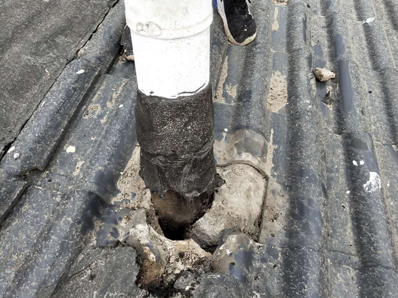 屋頂管道防水維修：1.清洗原地面,待干;2.做防水層。用材不是重要的,市面上的正品材料都是好的,關(guān)鍵是做工,邊邊角角、凹凹凸凸、細(xì)縫小孔等一點(diǎn)都不能馬虎。若是液體材料,至少做三遍;3.封水泥沙漿,約5cm厚,保護(hù)防水層。
