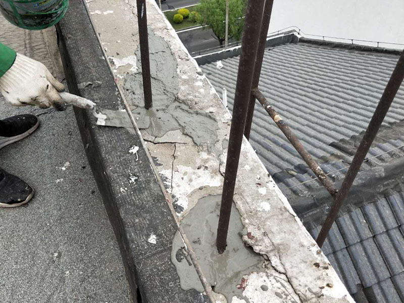 屋頂管道防水維修：1.清洗原地面,待干;2.做防水層。用材不是重要的,市面上的正品材料都是好的,關(guān)鍵是做工,邊邊角角、凹凹凸凸、細(xì)縫小孔等一點(diǎn)都不能馬虎。若是液體材料,至少做三遍;3.封水泥沙漿,約5cm厚,保護(hù)防水層。