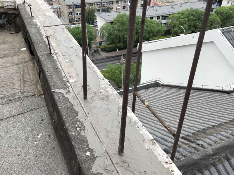 屋頂管道防水維修：1.清洗原地面,待干;2.做防水層。用材不是重要的,市面上的正品材料都是好的,關(guān)鍵是做工,邊邊角角、凹凹凸凸、細(xì)縫小孔等一點(diǎn)都不能馬虎。若是液體材料,至少做三遍;3.封水泥沙漿,約5cm厚,保護(hù)防水層。