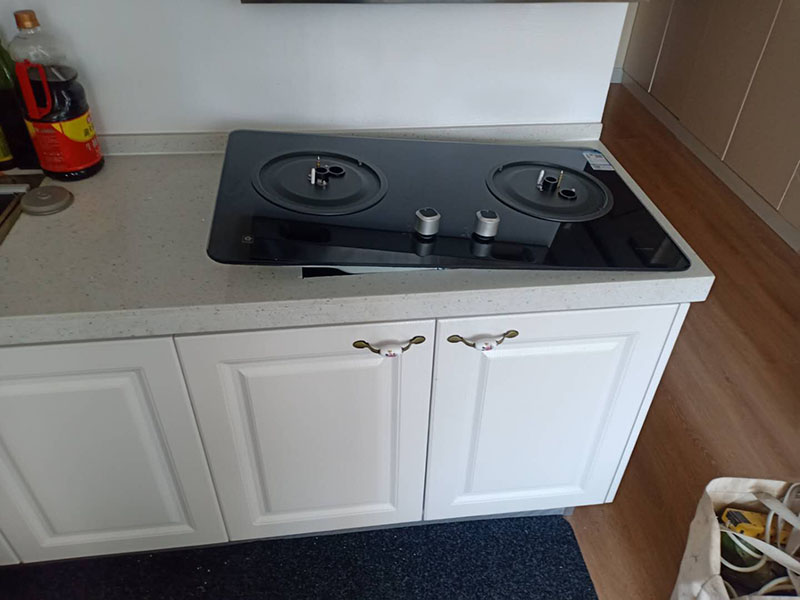 櫥柜臺面切割,灶具安裝：在灶臺上開一個燃?xì)庠畎惭b孔 ( 具體尺寸按開孔模紙板 ); 在櫥柜上的正前方留通風(fēng)口，通風(fēng)面積按說明書的要求 ; 通風(fēng)口要確保灶具底部空氣流通，切勿堵塞 ; 如果所購買的是嵌入式燃?xì)庠钋也捎秒娒}圣萊雅沖點(diǎn)火方式時，則在使用前要檢查灶具是否安裝有電池，若未裝電池，則按說明書把電池裝上，電池的正負(fù)極不能裝反，如果該灶具采用嵌入式安裝，則安裝步驟如下：灶具底部需有 400mm 以上的自由空間，不可密封，不可放置氣瓶 ; 開孔后，用膠管將灶具和氣源相連，并用管夾夾緊膠管，將灶具放置好，即可使用。