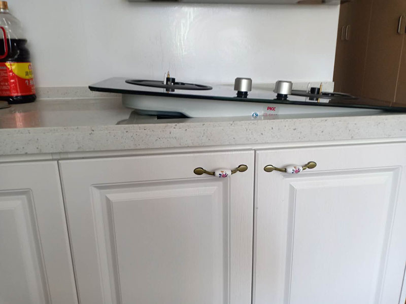 櫥柜臺面切割,灶具安裝：在灶臺上開一個燃?xì)庠畎惭b孔 ( 具體尺寸按開孔模紙板 ); 在櫥柜上的正前方留通風(fēng)口，通風(fēng)面積按說明書的要求 ; 通風(fēng)口要確保灶具底部空氣流通，切勿堵塞 ; 如果所購買的是嵌入式燃?xì)庠钋也捎秒娒}圣萊雅沖點(diǎn)火方式時，則在使用前要檢查灶具是否安裝有電池，若未裝電池，則按說明書把電池裝上，電池的正負(fù)極不能裝反，如果該灶具采用嵌入式安裝，則安裝步驟如下：灶具底部需有 400mm 以上的自由空間，不可密封，不可放置氣瓶 ; 開孔后，用膠管將灶具和氣源相連，并用管夾夾緊膠管，將灶具放置好，即可使用。