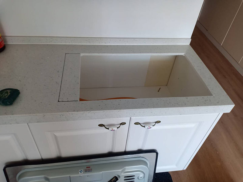 櫥柜臺面切割,灶具安裝：在灶臺上開一個燃?xì)庠畎惭b孔 ( 具體尺寸按開孔模紙板 ); 在櫥柜上的正前方留通風(fēng)口，通風(fēng)面積按說明書的要求 ; 通風(fēng)口要確保灶具底部空氣流通，切勿堵塞 ; 如果所購買的是嵌入式燃?xì)庠钋也捎秒娒}圣萊雅沖點(diǎn)火方式時，則在使用前要檢查灶具是否安裝有電池，若未裝電池，則按說明書把電池裝上，電池的正負(fù)極不能裝反，如果該灶具采用嵌入式安裝，則安裝步驟如下：灶具底部需有 400mm 以上的自由空間，不可密封，不可放置氣瓶 ; 開孔后，用膠管將灶具和氣源相連，并用管夾夾緊膠管，將灶具放置好，即可使用。