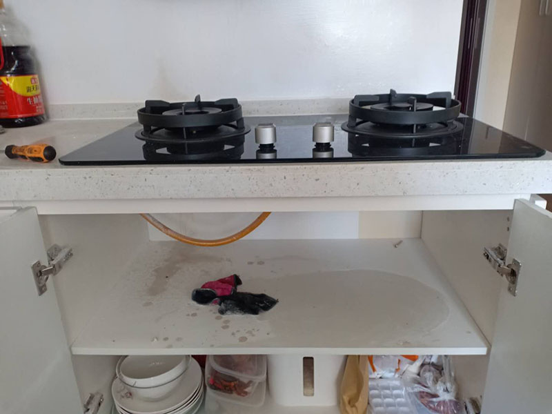 櫥柜臺面切割,灶具安裝：在灶臺上開一個燃?xì)庠畎惭b孔 ( 具體尺寸按開孔模紙板 ); 在櫥柜上的正前方留通風(fēng)口，通風(fēng)面積按說明書的要求 ; 通風(fēng)口要確保灶具底部空氣流通，切勿堵塞 ; 如果所購買的是嵌入式燃?xì)庠钋也捎秒娒}圣萊雅沖點(diǎn)火方式時，則在使用前要檢查灶具是否安裝有電池，若未裝電池，則按說明書把電池裝上，電池的正負(fù)極不能裝反，如果該灶具采用嵌入式安裝，則安裝步驟如下：灶具底部需有 400mm 以上的自由空間，不可密封，不可放置氣瓶 ; 開孔后，用膠管將灶具和氣源相連，并用管夾夾緊膠管，將灶具放置好，即可使用。